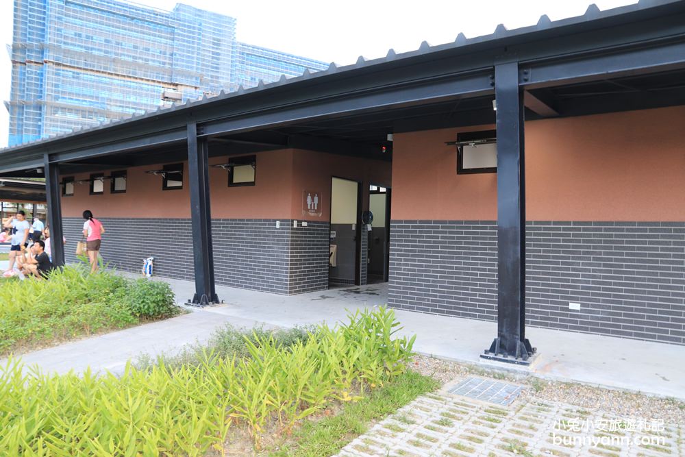 新北景點》土城斬龍山遺址文化公園，夜玩七彩噴泉戲水區，磨石子溜滑梯與沙坑好有趣～