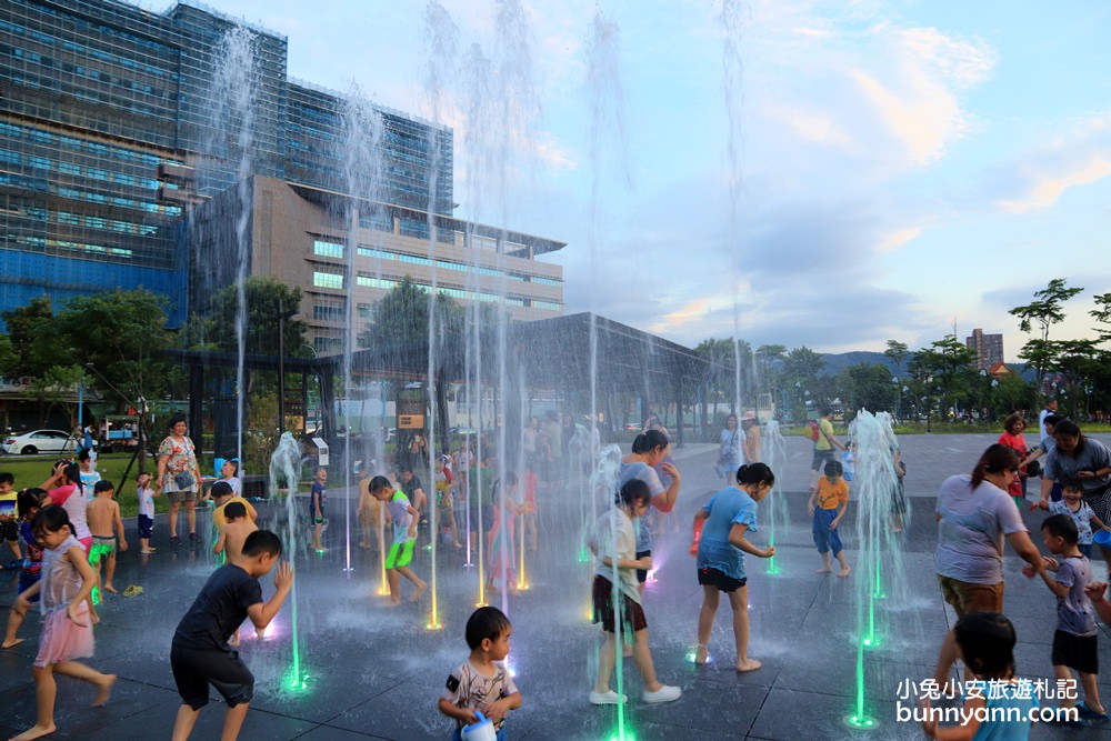 新北景點》土城斬龍山遺址文化公園，夜玩七彩噴泉戲水區，磨石子溜滑梯與沙坑好有趣～