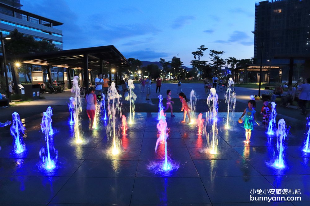 新北景點》土城斬龍山遺址文化公園，夜玩七彩噴泉戲水區，磨石子溜滑梯與沙坑好有趣～