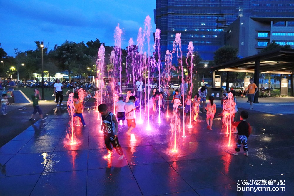新北景點》土城斬龍山遺址文化公園，夜玩七彩噴泉戲水區，磨石子溜滑梯與沙坑好有趣～