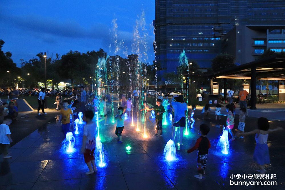 新北景點》土城斬龍山遺址文化公園，夜玩七彩噴泉戲水區，磨石子溜滑梯與沙坑好有趣～