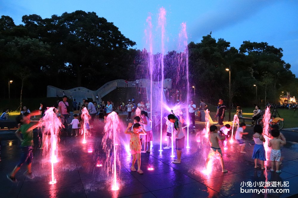新北景點》土城斬龍山遺址文化公園，夜玩七彩噴泉戲水區，磨石子溜滑梯與沙坑好有趣～