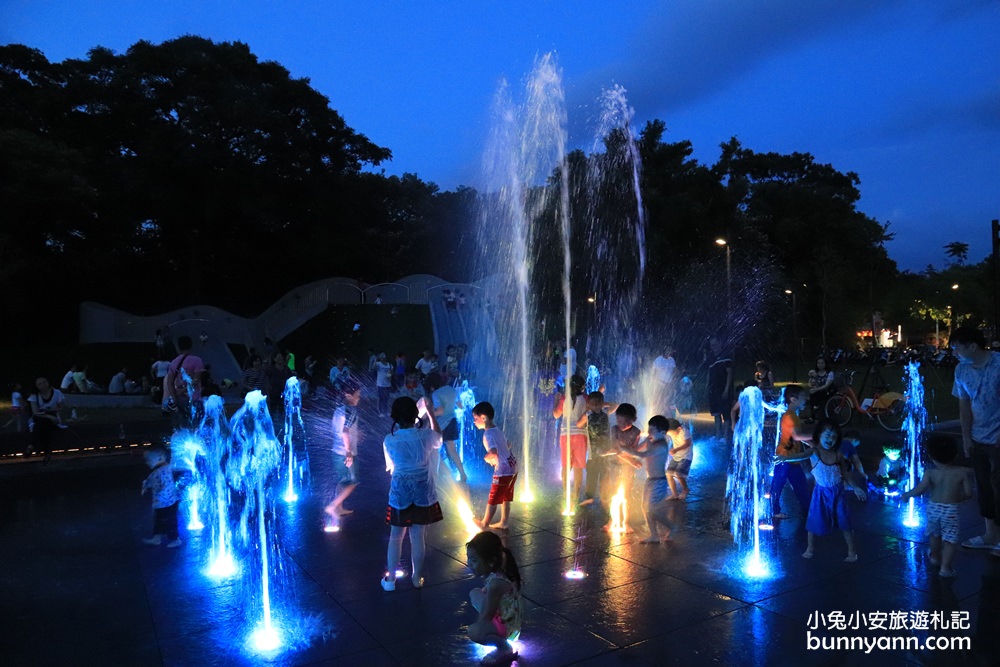 新北景點》土城斬龍山遺址文化公園，夜玩七彩噴泉戲水區，磨石子溜滑梯與沙坑好有趣～