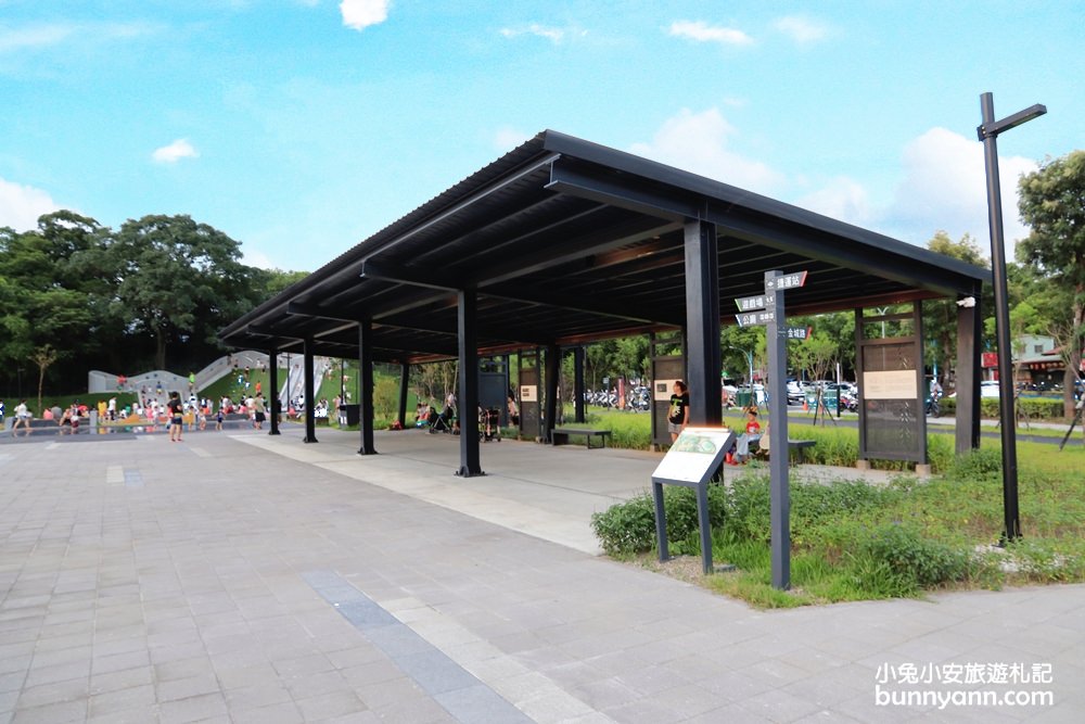 新北景點》土城斬龍山遺址文化公園，夜玩七彩噴泉戲水區，磨石子溜滑梯與沙坑好有趣～