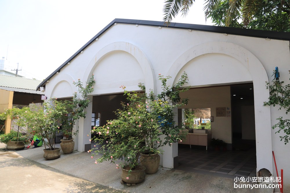 【雅聞峇里海岸觀光工廠】戶外景觀非常適合拍照，館內有親切的店員提供化妝品試用