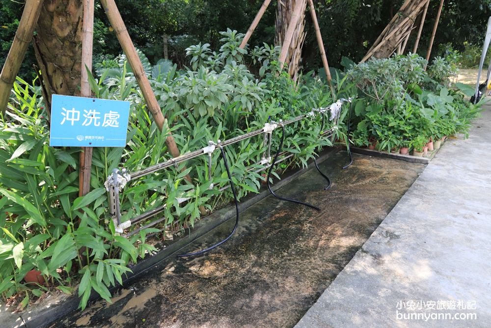 【雅聞峇里海岸觀光工廠】戶外景觀非常適合拍照，館內有親切的店員提供化妝品試用