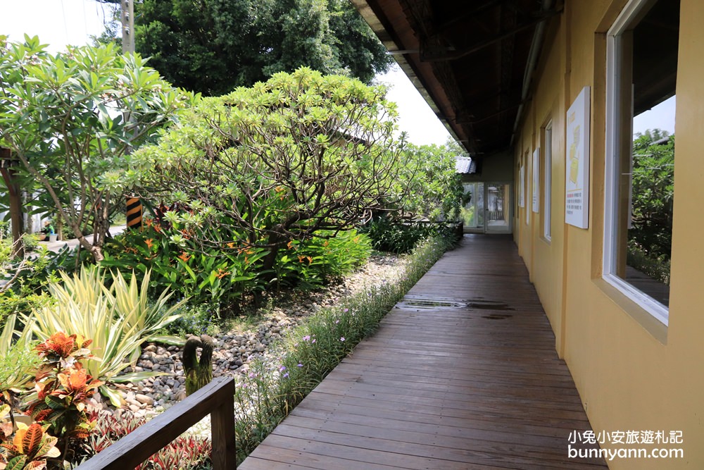 【雅聞峇里海岸觀光工廠】戶外景觀非常適合拍照，館內有親切的店員提供化妝品試用