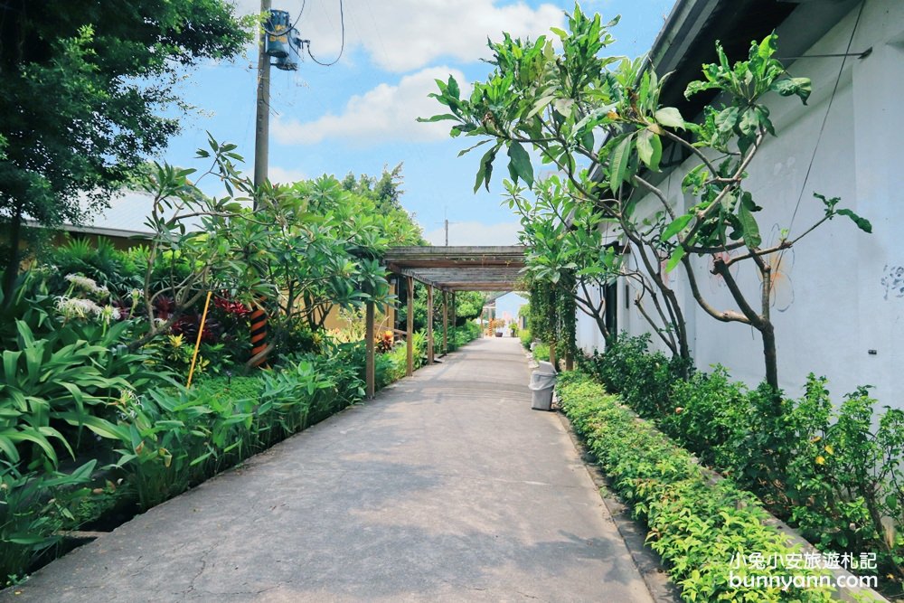 【雅聞峇里海岸觀光工廠】戶外景觀非常適合拍照，館內有親切的店員提供化妝品試用