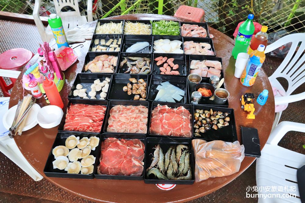 新北萬里淺沐道休閒農莊，石板烤肉+桶仔雞，還能暢遊小溪盪鞦韆、戲水池真好玩。