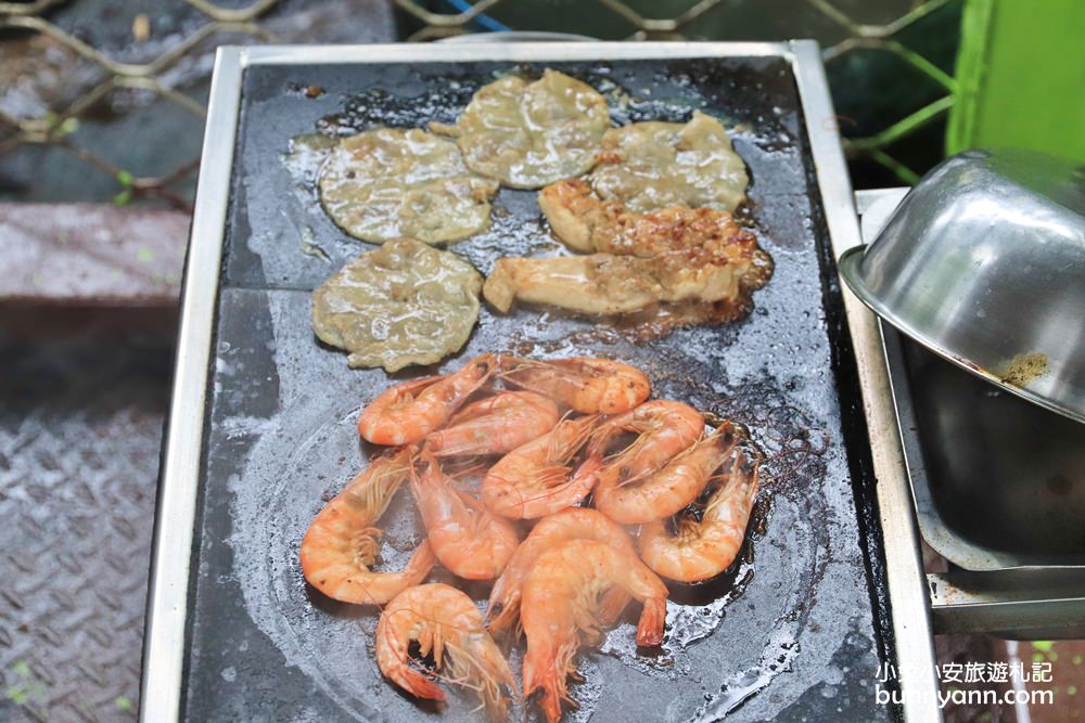 新北萬里淺沐道休閒農莊，石板烤肉+桶仔雞，還能暢遊小溪盪鞦韆、戲水池真好玩。