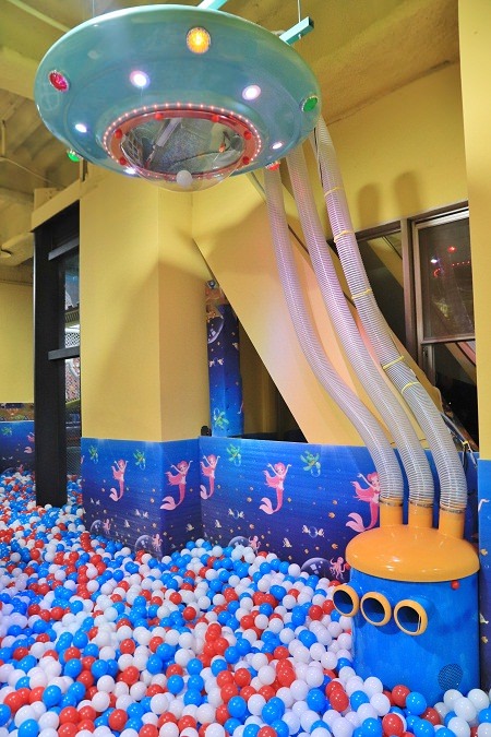 基隆景點》樂飛親子遊樂園，海洋風夢幻球池、海盜船溜滑梯、親子沙坑玩到翻~