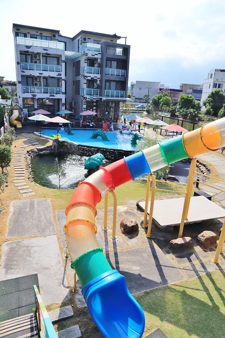 宜蘭推薦住宿》丟丟噹親子樂園民宿，兩層樓旋轉溜滑梯、戲水池、電動車、小火車玩好玩滿~