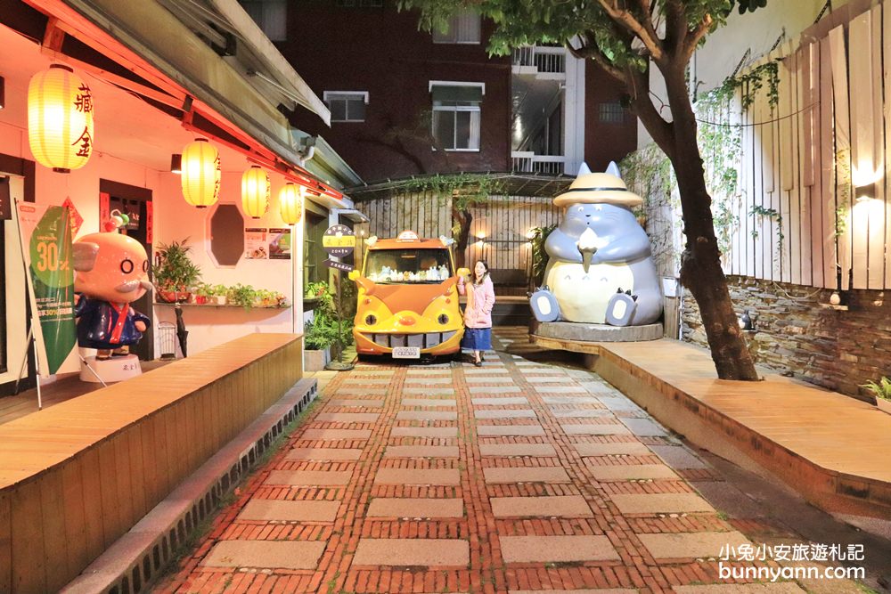 台南景點》藏金安平貓小巴，跟巨大龍貓公仔一起吃金箔雙淇淋！