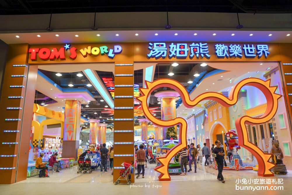 台中新景點》全台唯一鐘樓星巴克曝光！麗寶Outlet Mall北義街道、浪漫運河搶先看～