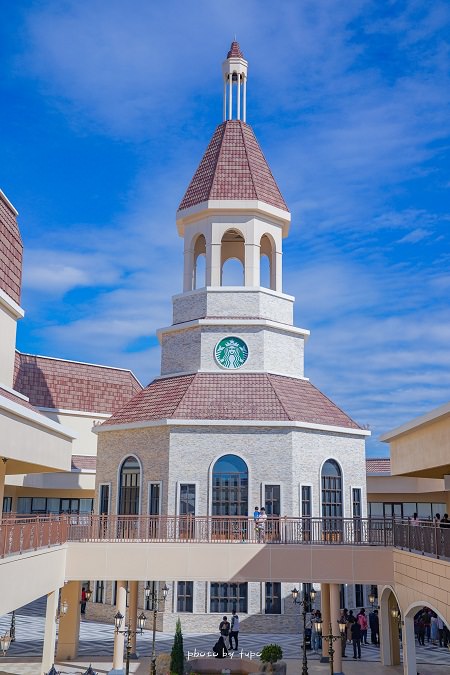 台中新景點》全台唯一鐘樓星巴克曝光！麗寶Outlet Mall北義街道、浪漫運河搶先看～