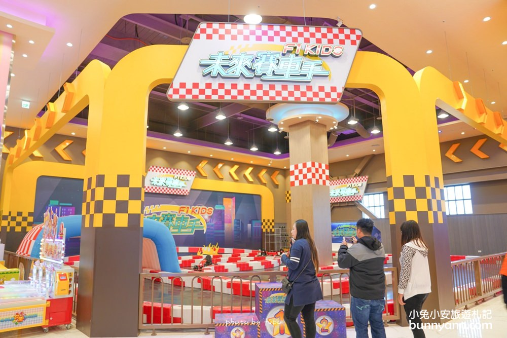 台中新景點》全台唯一鐘樓星巴克曝光！麗寶Outlet Mall北義街道、浪漫運河搶先看～