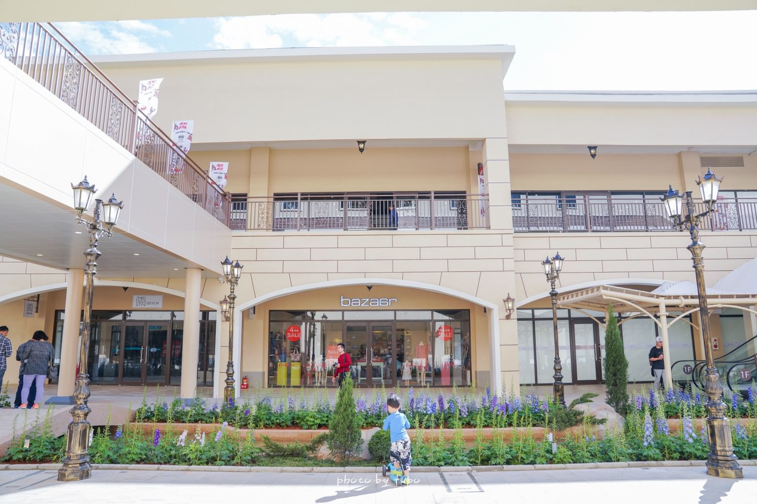 台中新景點》全台唯一鐘樓星巴克曝光！麗寶Outlet Mall北義街道、浪漫運河搶先看～