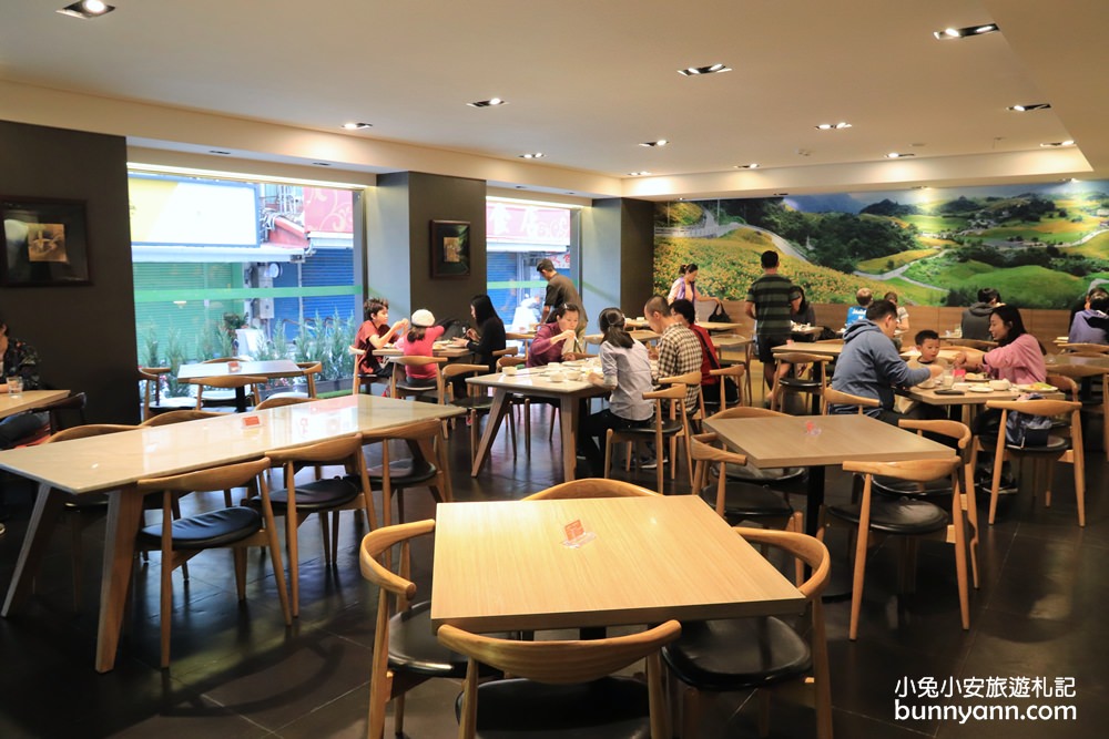 捷絲旅花蓮中正館，超多漫畫、餅乾跟咖啡全免費。