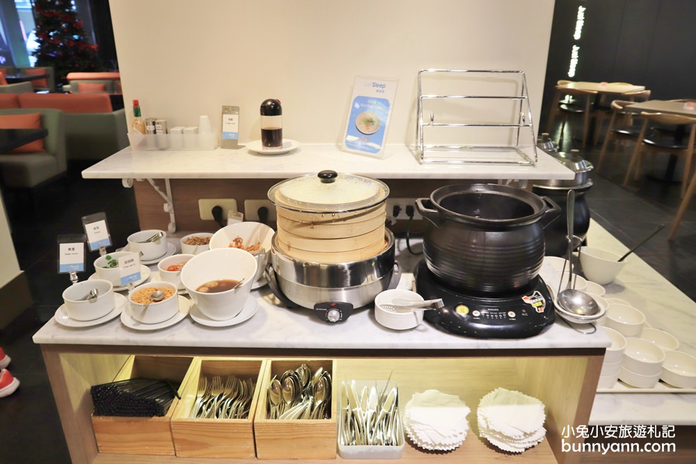 捷絲旅花蓮中正館，超多漫畫、餅乾跟咖啡全免費。