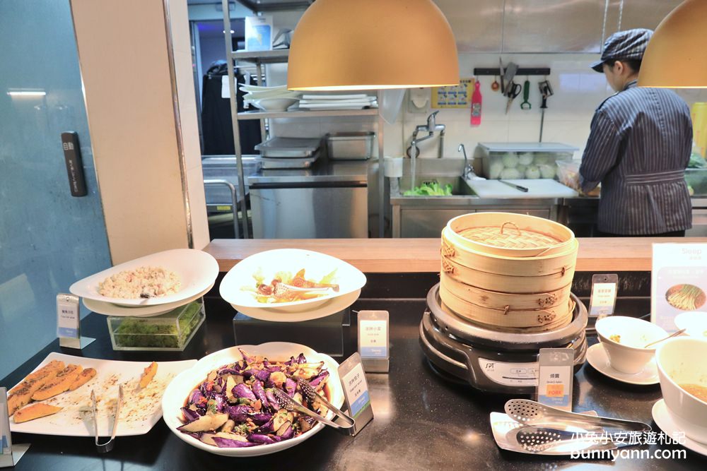 捷絲旅花蓮中正館，超多漫畫、餅乾跟咖啡全免費。