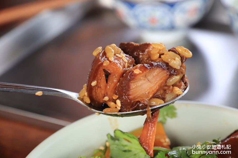 花蓮小店舖》小好美廚房，路邊攤藏著文青骨子，馬告焢肉飯美味上桌~