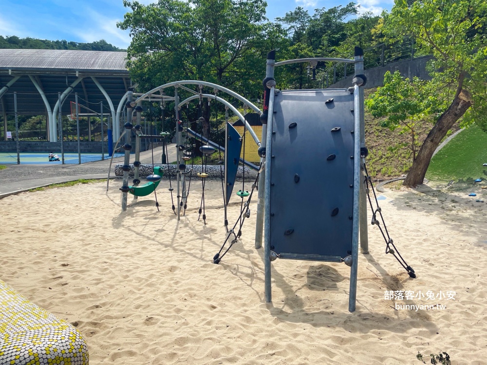 新北【瑞芳運動公園】嗨玩山丘溜滑梯，環山森林步道舒適又好走