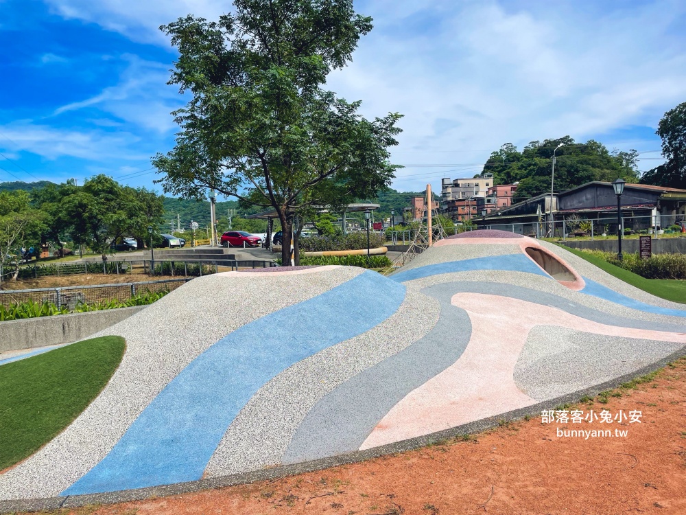 新北【瑞芳運動公園】嗨玩山丘溜滑梯，環山森林步道舒適又好走