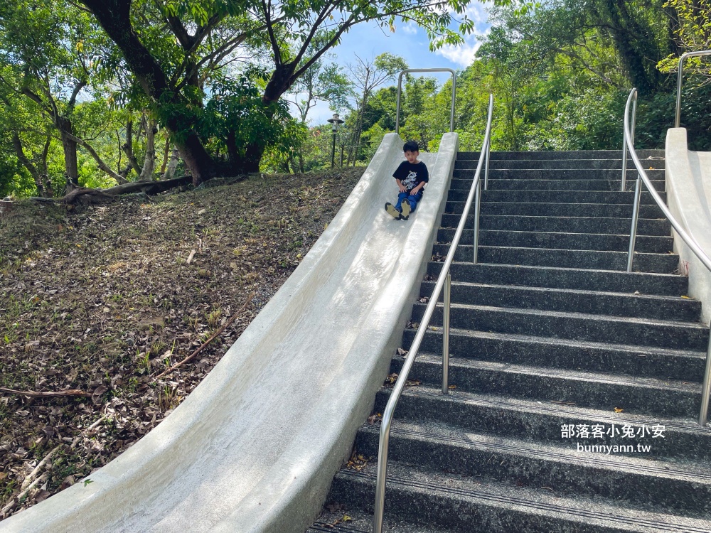 新北【瑞芳運動公園】嗨玩山丘溜滑梯，環山森林步道舒適又好走
