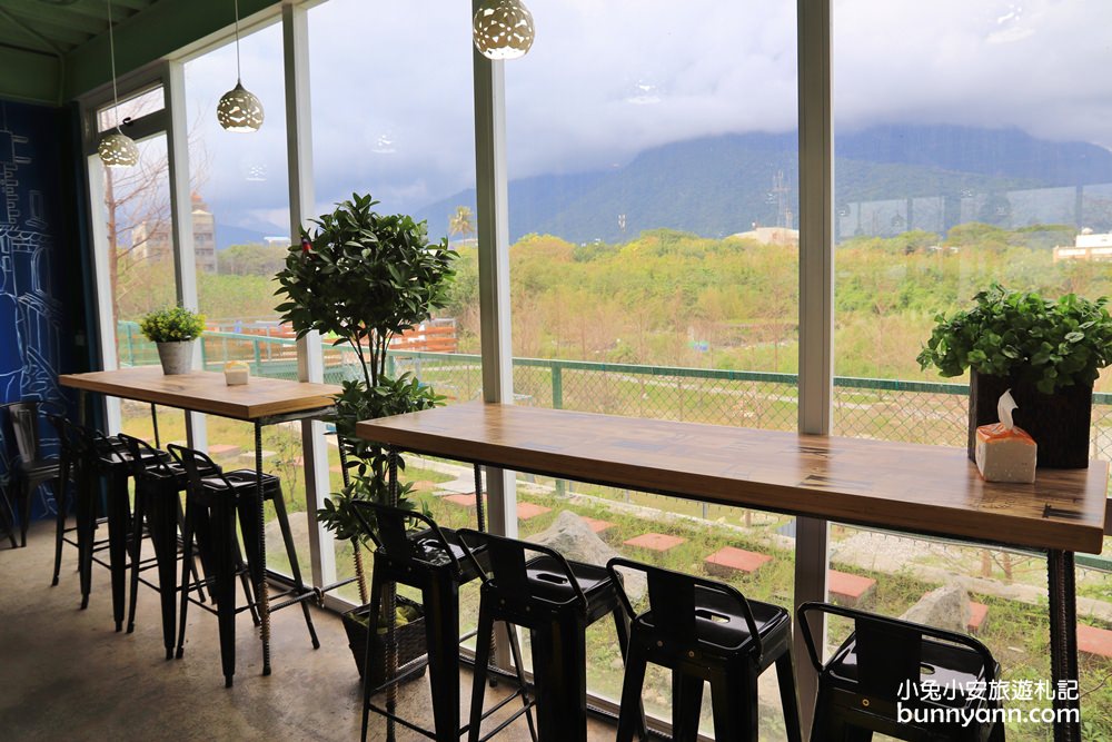 花蓮Pony cafe咖啡廳，天空階梯、餵小兔白跟小馬，騎沙灘車