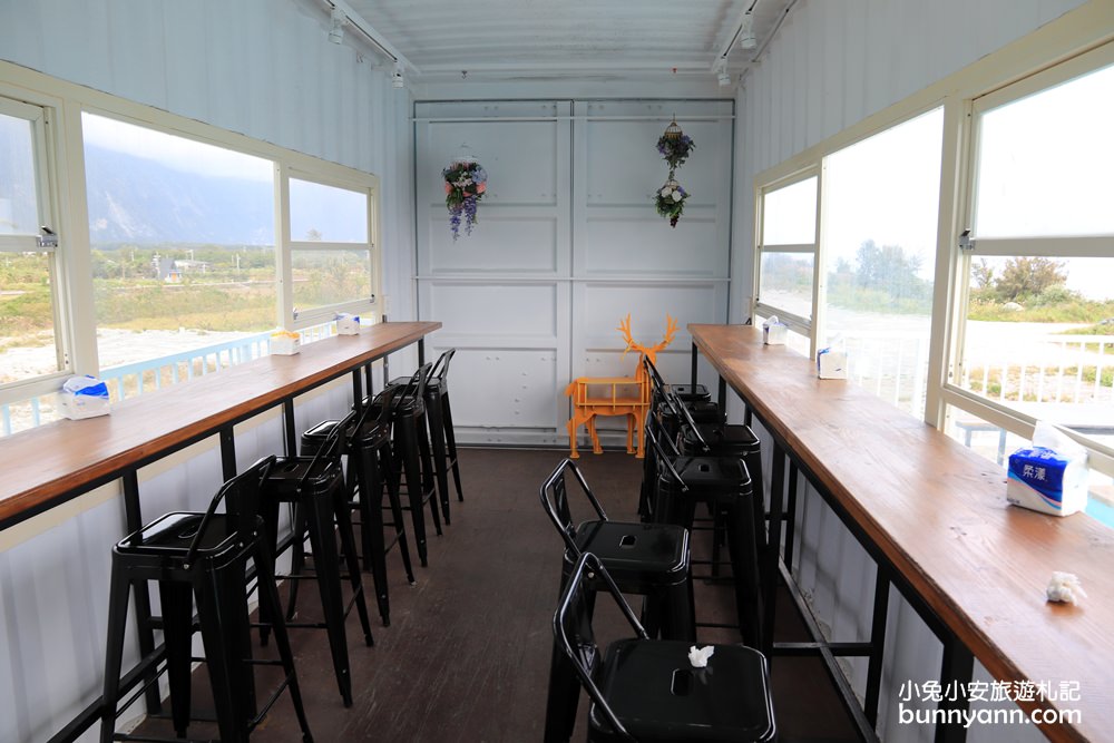 花蓮Pony cafe咖啡廳，天空階梯、餵小兔白跟小馬，騎沙灘車
