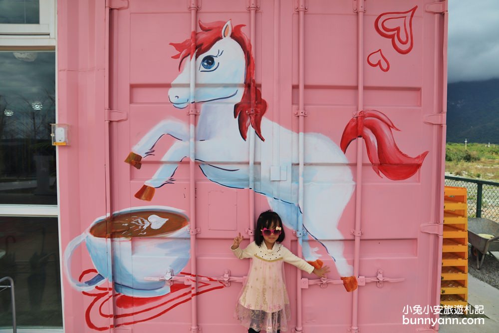 花蓮Pony cafe咖啡廳，天空階梯、餵小兔白跟小馬，騎沙灘車