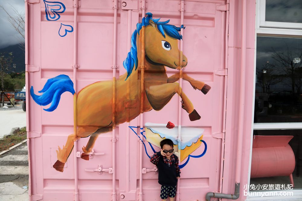 花蓮Pony cafe咖啡廳，天空階梯、餵小兔白跟小馬，騎沙灘車