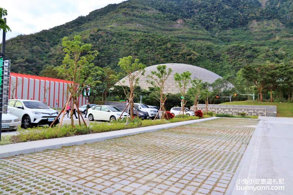 蘇花景點》台泥DAKA園區，質感星巴克、水舞秀、小七通通有