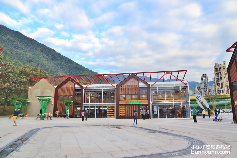 蘇花改第一站台泥DAKA園區，質感星巴克、水舞秀、小七通通有