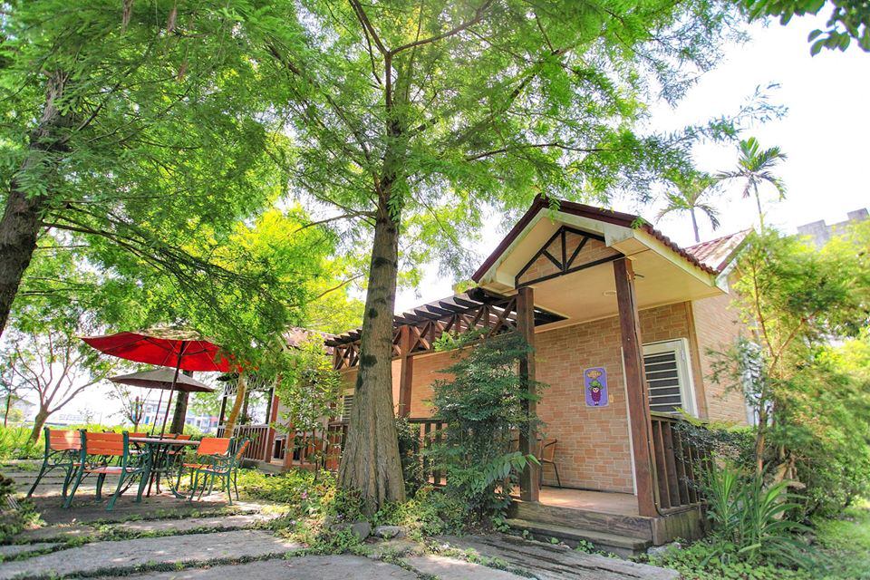 宜蘭民宿》梅花湖住宿選這！落羽松林裡童話村溜滑梯城堡，還能小溪撈蝦，下田採蔥做蔥油餅!