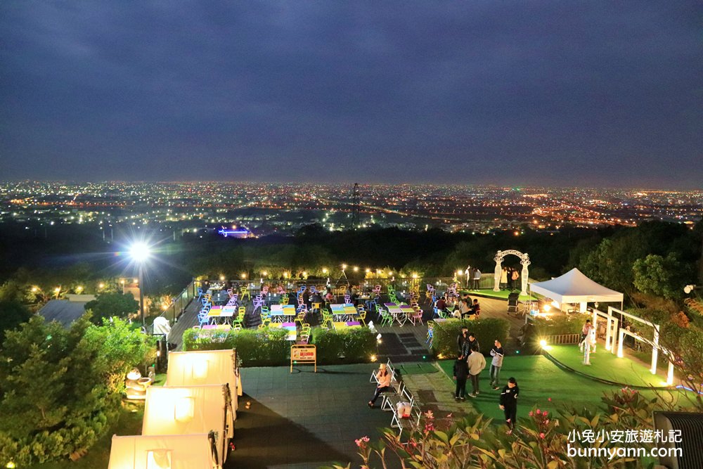 彰化賞夜景地點「極光森林」夢幻星空帳篷，在帳篷裡就能望著夜空。
