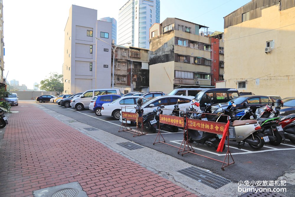 台南市區就能玩水！河樂廣場古羅馬風親水區，賞夕陽玩水都行