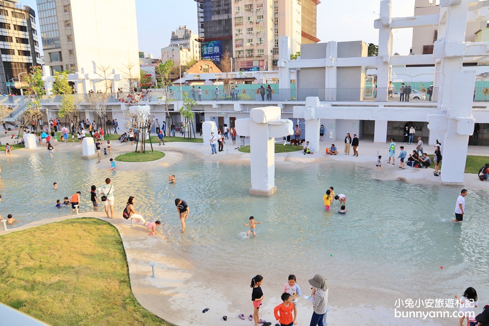 台南市區就能玩水！河樂廣場古羅馬風親水區，賞夕陽玩水都行