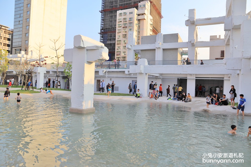 台南市區就能玩水！河樂廣場古羅馬風親水區，賞夕陽玩水都行