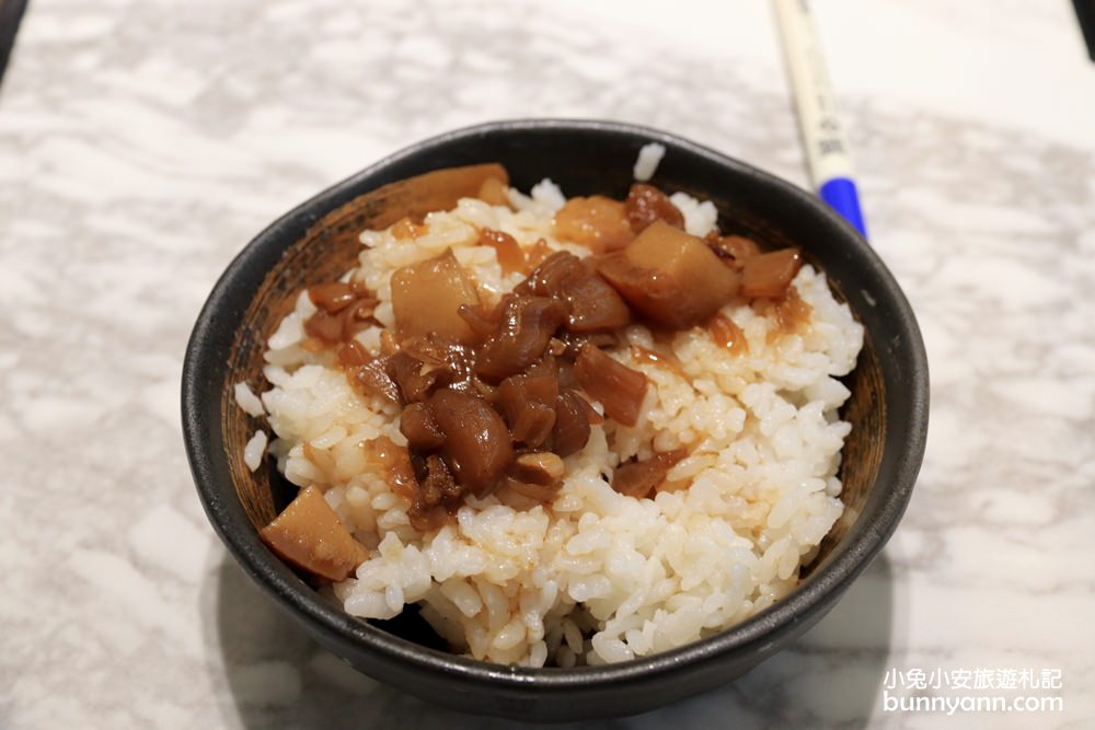 阿裕牛肉涮涮鍋崑崙店(阿裕牛肉湯二店)溫體牛肉配滷肉飯好吃。