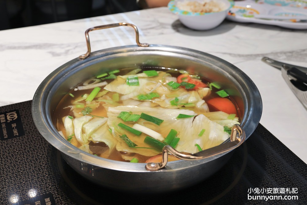 阿裕牛肉涮涮鍋崑崙店(阿裕牛肉湯二店)溫體牛肉配滷肉飯好吃。