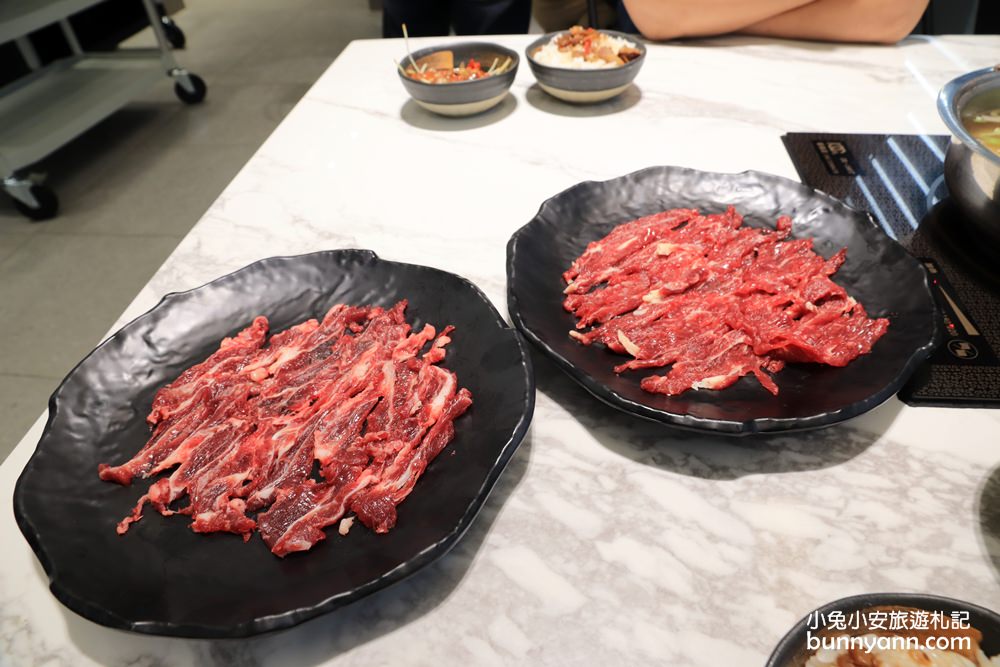 阿裕牛肉涮涮鍋崑崙店(阿裕牛肉湯二店)溫體牛肉配滷肉飯好吃。