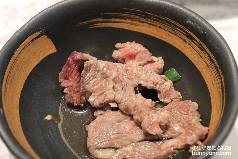 阿裕牛肉涮涮鍋崑崙店(阿裕牛肉湯二店)溫體牛肉配滷肉飯好吃。