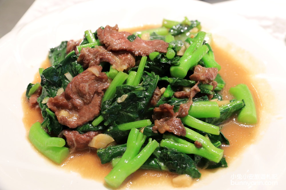 阿裕牛肉涮涮鍋崑崙店(阿裕牛肉湯二店)溫體牛肉配滷肉飯好吃。