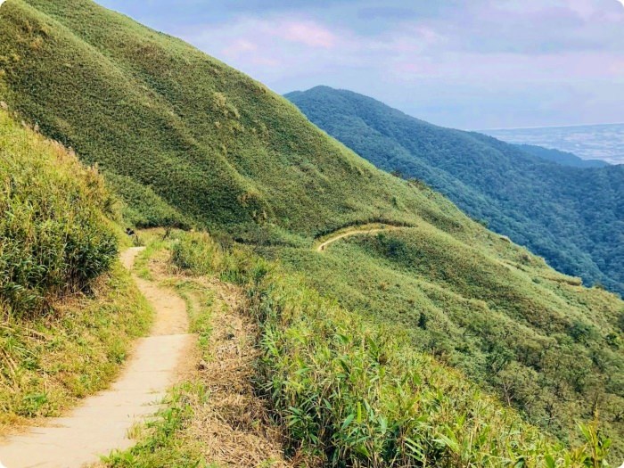 宜蘭礁溪抹茶山飄著雲霧的草原，適合季節、要爬多久一次打包。
