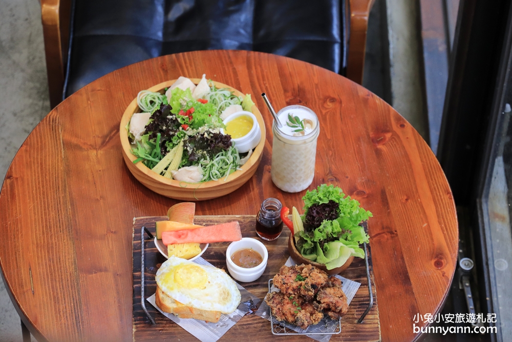 台中景點》稻草捲拍起來！堅果小巷，城市裡的玻璃咖啡屋，鄉村場景美拍無極限～