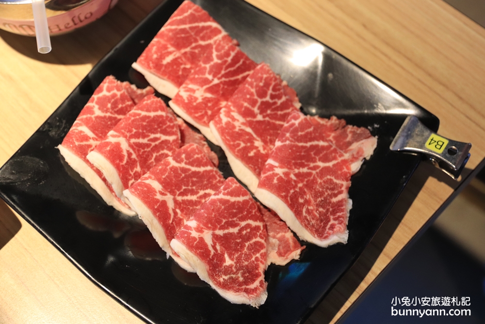 台南美食》饗麻饗辣聚餐最狂選擇！食物種類超多麻辣鍋物店，冰淇淋、螃蟹、現切優質肉片，快糾團來吃一檔～