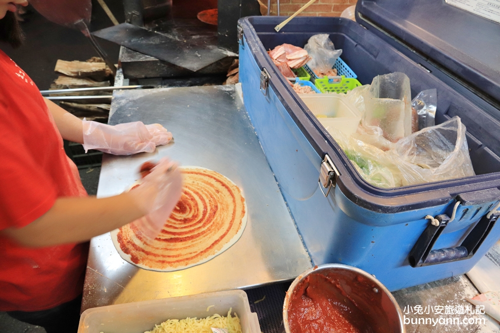 墾丁「紅磚窯手工窯烤pizza」荔枝木磚窯烘烤，現吃一片回味無窮