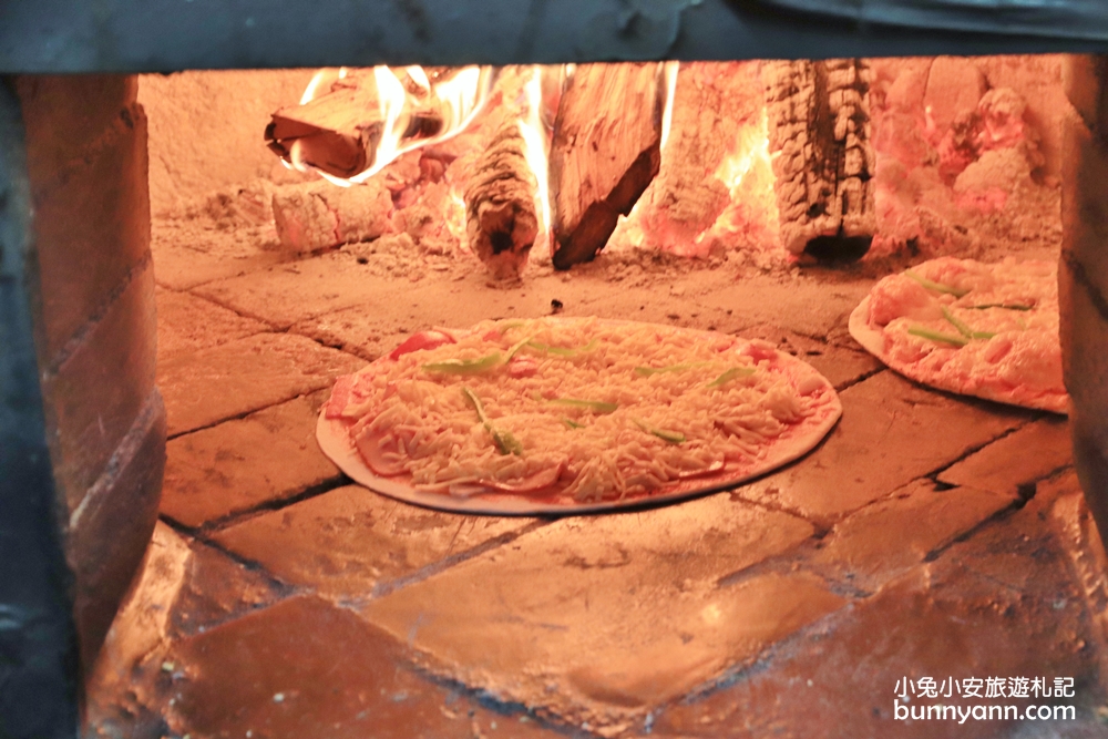墾丁「紅磚窯手工窯烤pizza」荔枝木磚窯烘烤，現吃一片回味無窮