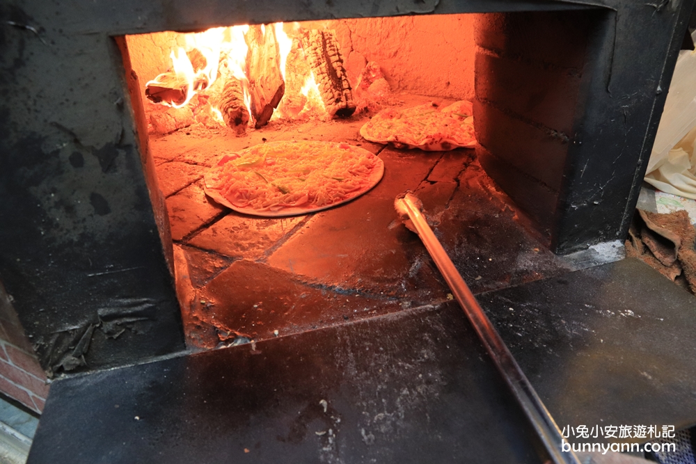 墾丁「紅磚窯手工窯烤pizza」荔枝木磚窯烘烤，現吃一片回味無窮